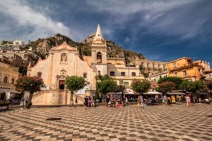 La Piazza 9 Aprile à Taormina