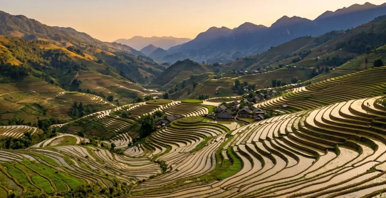 Rizières en terrasses de Mu Cang Chai au coucher du soleil, paysage montagneux du Nord Vietnam porteur de légendes ancestrales